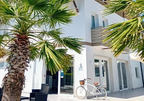 Property building, Facade/entrance, Neighbourhood, View (from property/room), Street view, Quiet street view