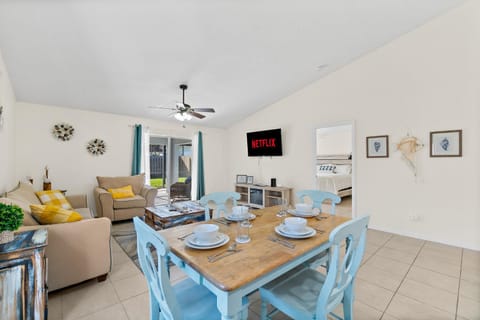 Seaside Bliss - Duplex Oasis with Heated Pool Steps to Paradise Beach! Maison in Melbourne