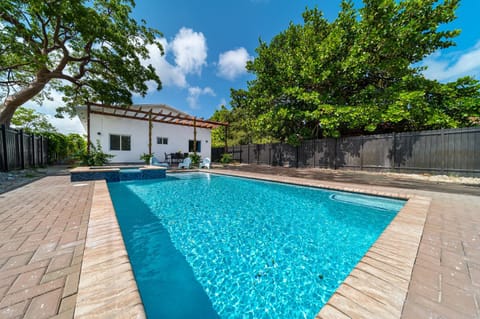 Boutique Pool House close to the Beach Villa in Hallandale Beach