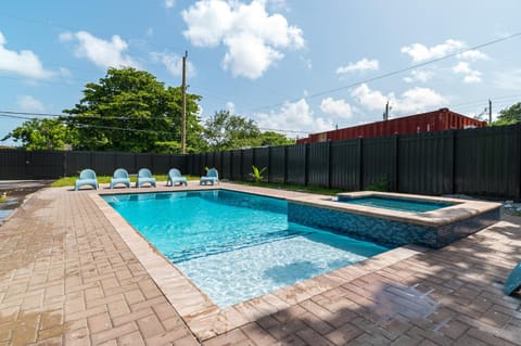 Boutique Pool House close to the Beach Villa in Hallandale Beach