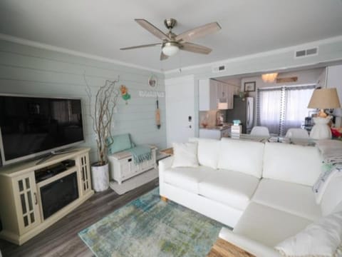 Beach Sunrise - Relaxing and Romantic! Enjoy ocean views from the bedroom with balcony access, condo Eigentumswohnung in Carolina Beach