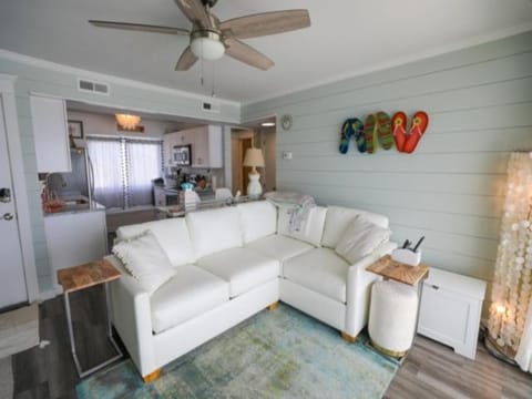 Beach Sunrise - Relaxing and Romantic! Enjoy ocean views from the bedroom with balcony access, condo Copropriété in Carolina Beach