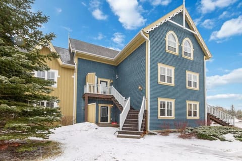 Blue Mtn Getaway in Historic Snowbridge Chalet House in Grey Highlands