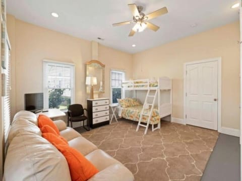 After Dune Delight - Relax and unwind in this fun and spacious 3 story home, Light, Bright, and close to everything! townhouse Haus in Carolina Beach
