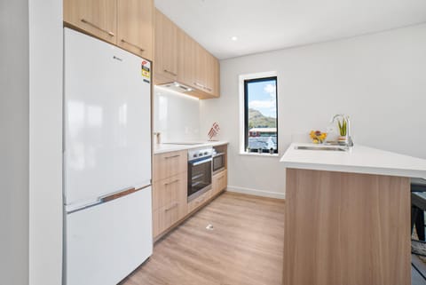 Toru Top Floor Apartment - Brand New & Convenient Condo in Queenstown