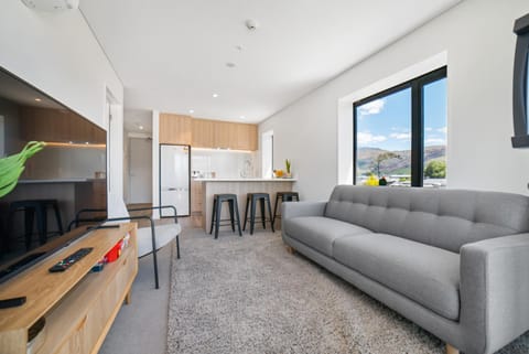Toru Top Floor Apartment - Brand New & Convenient Condo in Queenstown