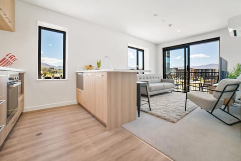 Toru Top Floor Apartment - Brand New & Convenient Condo in Queenstown
