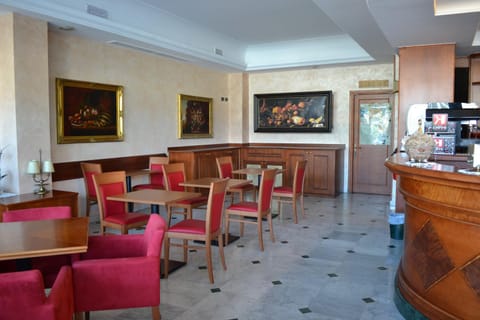 Communal lounge/ TV room, Activities, Lounge or bar, Business facilities