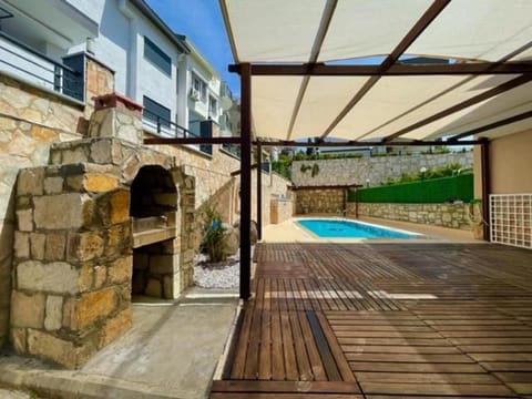 BBQ facilities, Garden view, Pool view