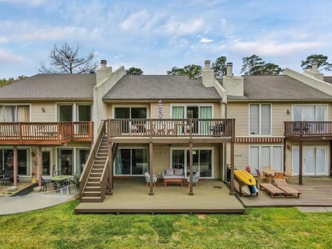 Water Front - Swim - Pet Friendly - King Bed House in Lake Conroe