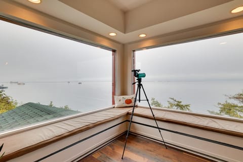 Chic Port Angeles Home with Oceanfront Balcony! Casa in Port Angeles