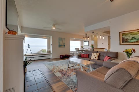 Chic Port Angeles Home with Oceanfront Balcony! Maison in Port Angeles