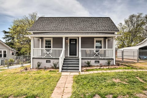 Ideally Located Penne Place with Deck and Grill Haus in Greenville