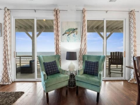 A Shore Thing 2 - OCEANFRONT and PET FRIENDLY home - see the sunrise, hear the waves, feel the breeze - large oceanfront balcony townhouse Maison in Carolina Beach