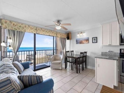 Southern Comfort - Expansive views of the ocean and beach! Newly renovated plus top grade linens! condo Condominio in Carolina Beach