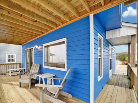 Sea Haven - OCEANFRONT! Amazing master suite with a private oceanfront deck! Recently renovated and perfect for the entire family home House in Kure Beach
