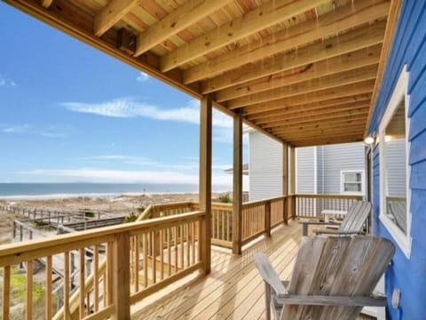Sea Haven - OCEANFRONT! Amazing master suite with a private oceanfront deck! Recently renovated and perfect for the entire family home House in Kure Beach