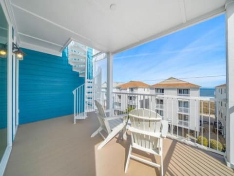 Sunnyside - Ocean and Inlet views, steps to beach access, plus parking for 4! townhouse House in Carolina Beach