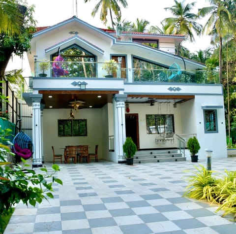 Property building, Facade/entrance, Day, Garden, Garden view