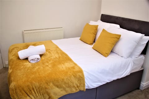 Contractor's Bliss- 5-Bedroom House with Free Parking for 7 Guests, Super Fast Wifi- Fran Properties! Haus in Aylesbury