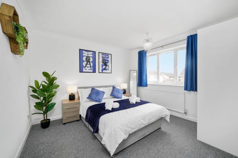 Three Bedroom Home Near Central Milton Keynes by HP Accommodation with Free Parking, WiFi & Sky TV Condo in Milton Keynes