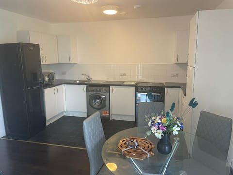 Deluxe 2-Bedroom Home Away Apartment in Dartford