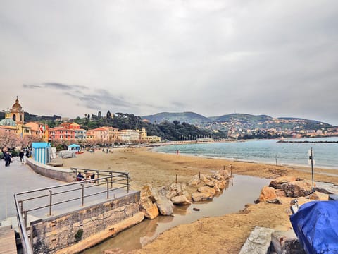 Neighbourhood, Beach