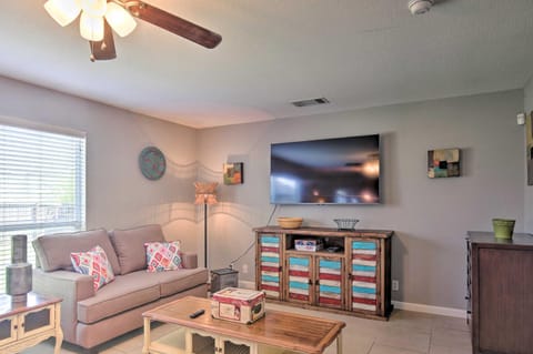 Home with Game Room and Hot Tub, 1 Mi to SeaWorld Haus in San Antonio
