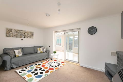 Skyvillion - STEVENAGE SPACIOUS & COZY 3Bed House with Parking, Wifi, Garden House in Stevenage