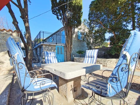 Property building, Summer, Dining area, Inner courtyard view