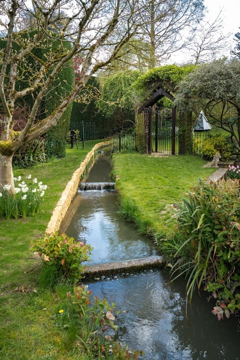 Property building, Garden, View (from property/room), Garden view