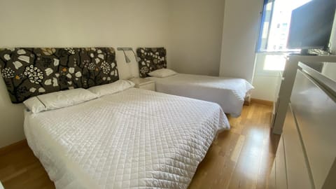 Bed, TV and multimedia, Photo of the whole room, Bedroom