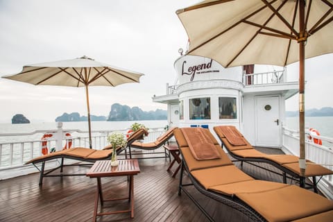 Legend Halong Private Cruises - Managed by Bhaya Cruise Barco atracado in Laos