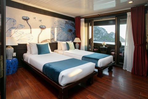 Legend Halong Private Cruises - Managed by Bhaya Cruise Barco atracado in Laos