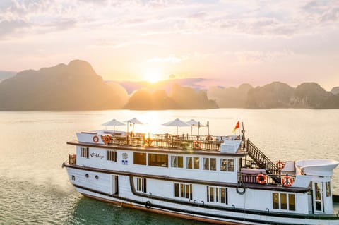 Legend Halong Private Cruises - Managed by Bhaya Cruise Barca ormeggiata in Laos
