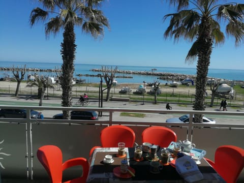 Natural landscape, Balcony/Terrace, Dining area, Beach, Sea view