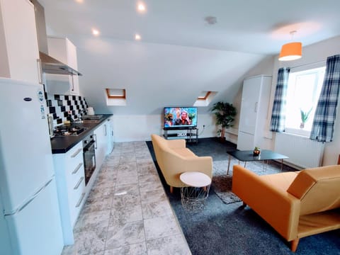Crystal Suite 4 - private parking - metro Condo in North Shields