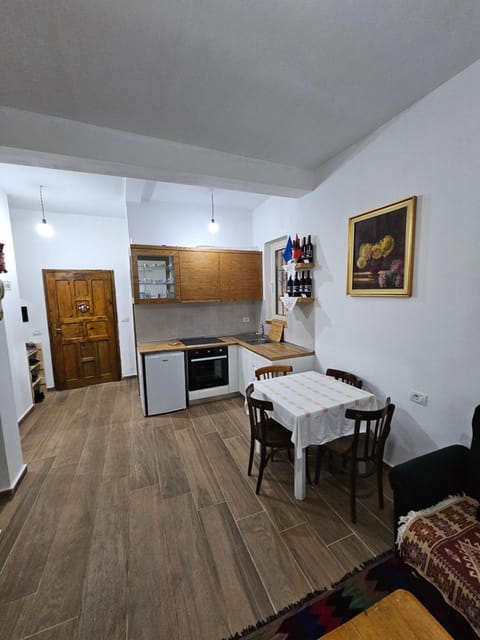 Kitchen or kitchenette, Dining area, oven, pet friendly, stove