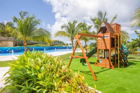 Pristine Bay Villa 1304 with large pool - 3 bedroom condo Condo in Bay Islands Department