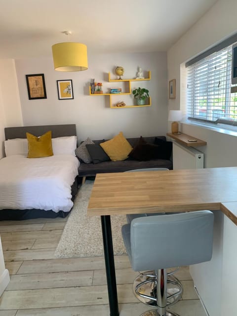 The Beehive - Self Contained Studio by The Sea Apartment in Exmouth