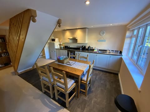 Property building, Kitchen or kitchenette, Dining area