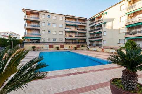 Near beaches large private patio, aircon & community pool Appartement in Baix Penedès