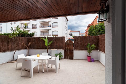 Near beaches large private patio, aircon & community pool Apartment in Baix Penedès