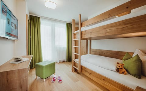 Bed, TV and multimedia, Bedroom