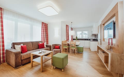 TV and multimedia, Living room, Seating area, Dining area, kitchen