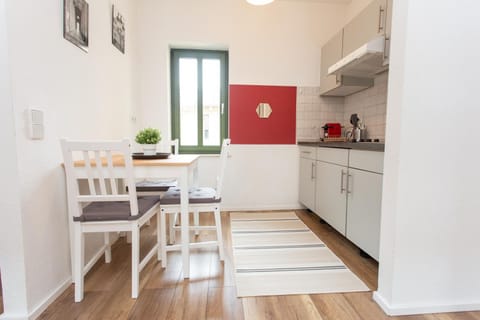 FULL HOUSE Studios - Little Paris Apartment - Nespresso + WiFi inkl. Apartment in Halle Saale