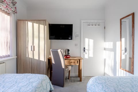Room in Guest room - Apple House Wembley Twin Room Bed and Breakfast in Edgware