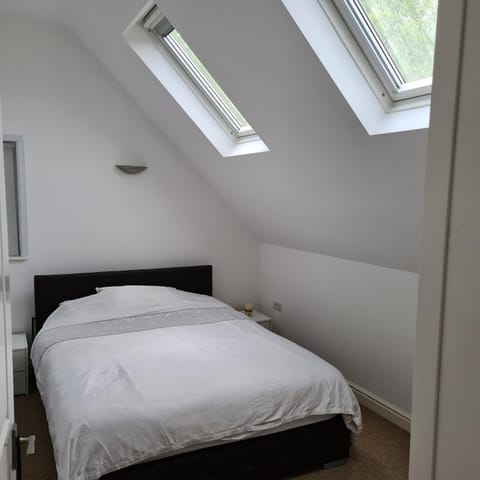 2-Bed Loft Apartment for 5ppl with private parking Apartment in Beckenham