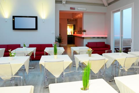 Restaurant/places to eat, Communal lounge/ TV room, Activities, Lounge or bar, Area and facilities