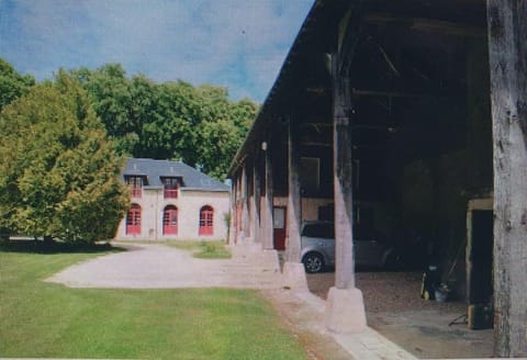 Gîte de l'orangerie du château de Jallanges- 11 personnes House in Centre-Val de Loire